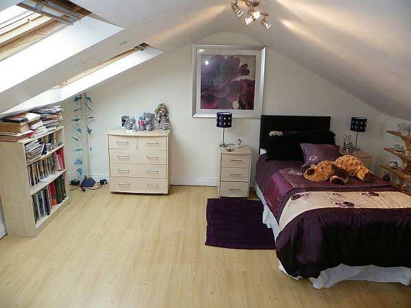Mansarda-dormitor confortabil-set-violet-așternut