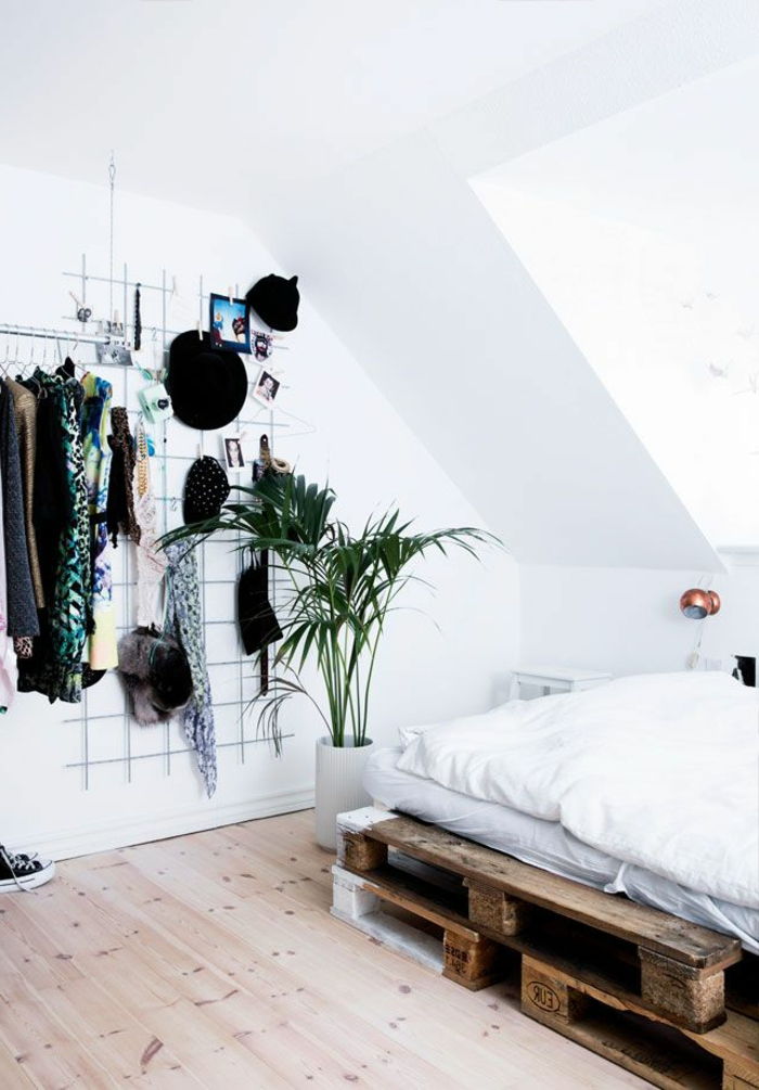 Loft-white-muren-Scandinavische interieur bed-of-euro pallets