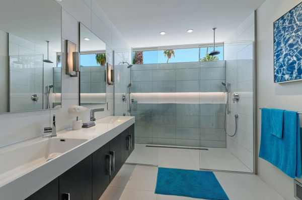 Stropné svietidlá, moderný dizajn v kúpeľni s vaňou