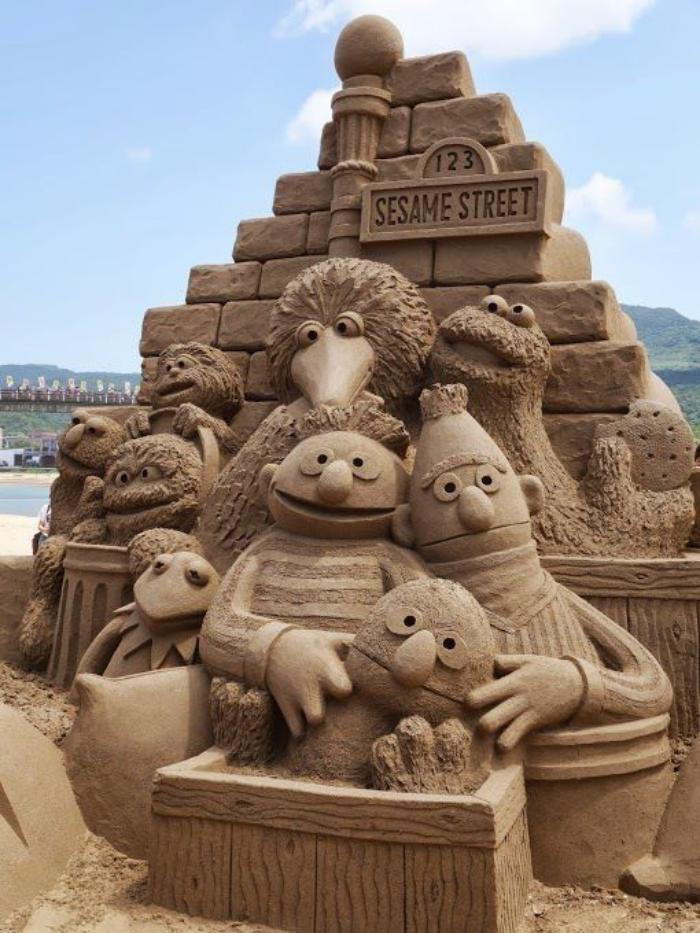 moderne skulptur laget av sand-the-folk-til-Sesame-Street