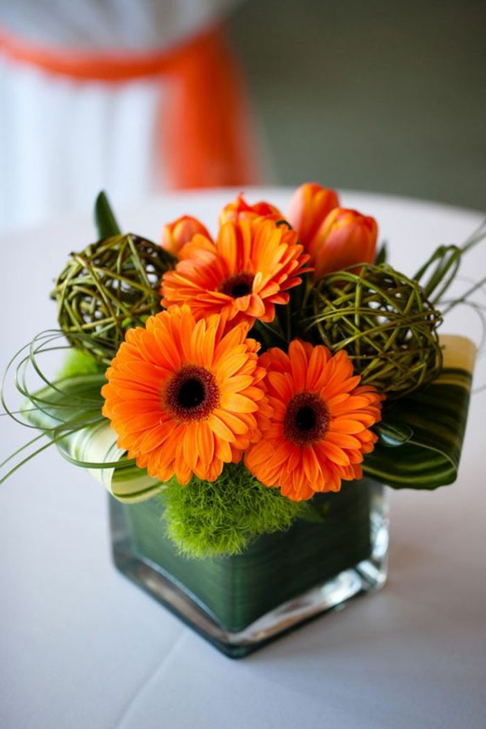 Deco su-samanų-a-vaza-su-Moss-ir-oranžinė-gėlė