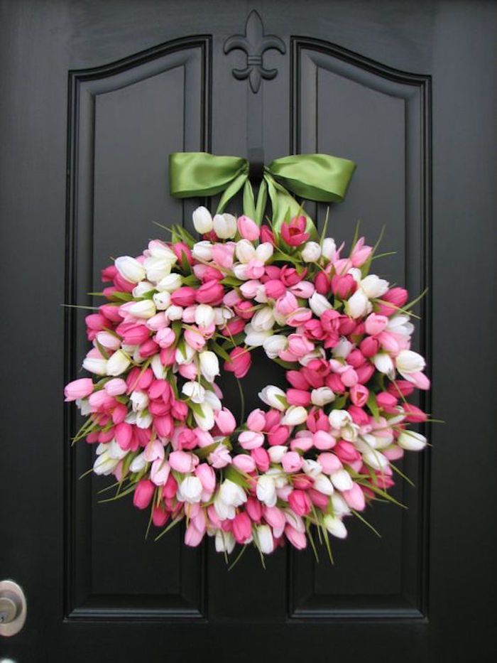 Ideja za dekoracijo, vijoličasti tulipani v beli in roza barvi s trakom