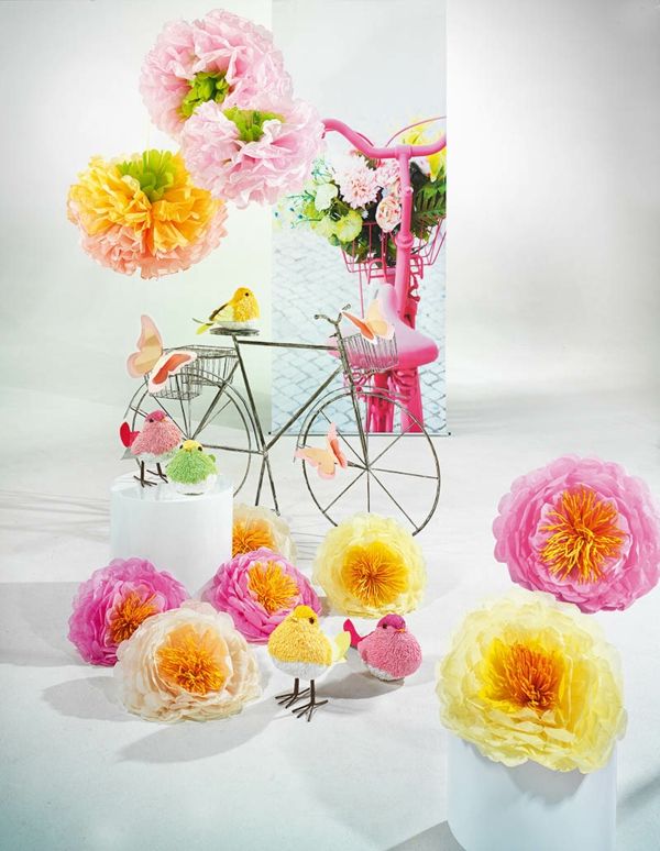Dekoracija s kolesom in papirnate rože-popravljene velikosti