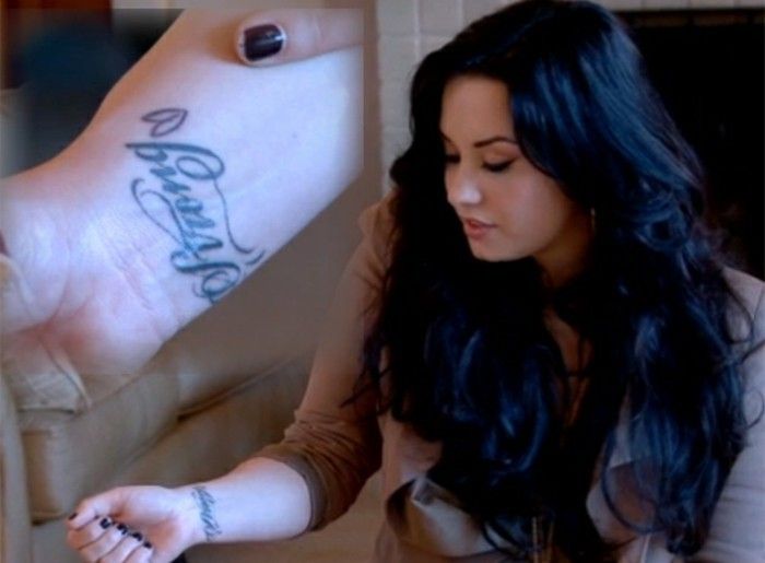 Demi-Lovato tatuiruotė riešo tatuiruotė užrašas