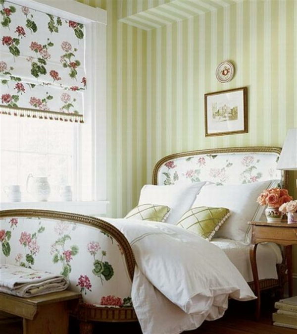 landlig soverom - vakre persienner ved siden av den hvite sengen