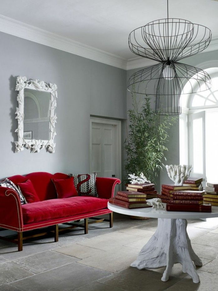 Dizajnový byt-fine-nábytok-zaujímavé svetlo zrkadlo rám s ornamentami Červené pohovke v zamatu