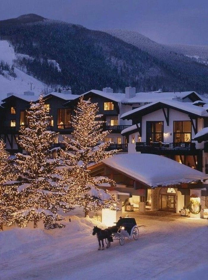 Landsby i fjellene vinterbilder julen dekorert grantrær Winter Romance