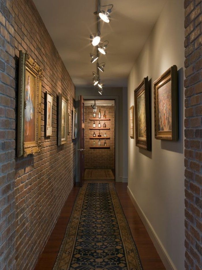 Dark-korridoren-ljus-göra-back stenar-to-the-väggarna-and-lampor-an-der tak