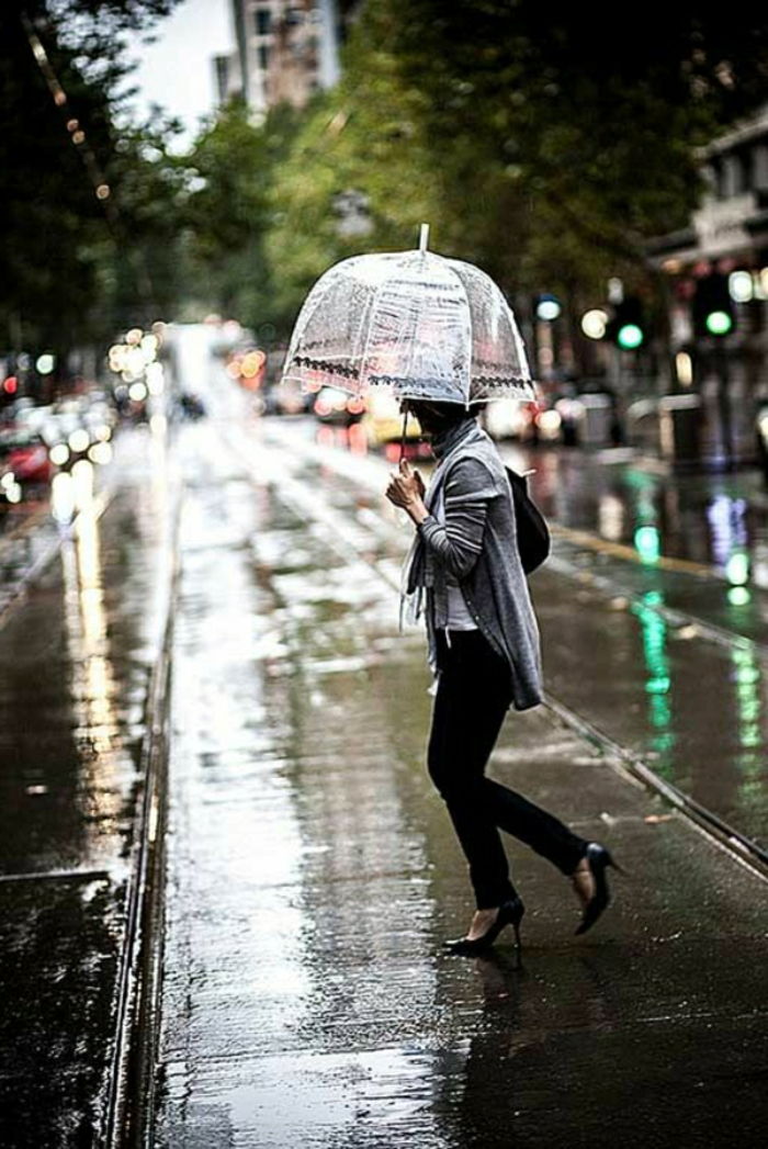 Transparentné Umbrella lady-on-the-road
