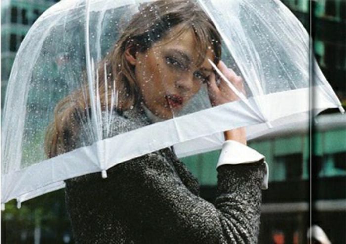 Transparentné dáždnik s bielymi okrajoch