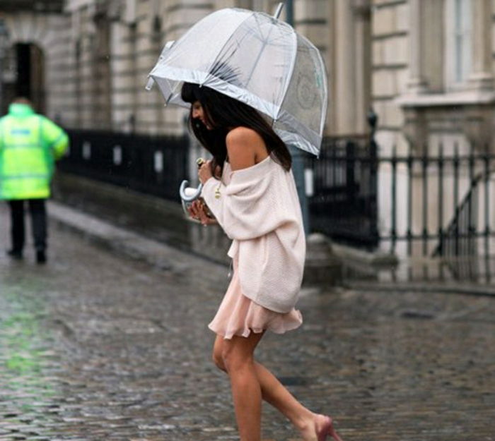 Transparent umbrela - ploaie-Dame-la-the-road