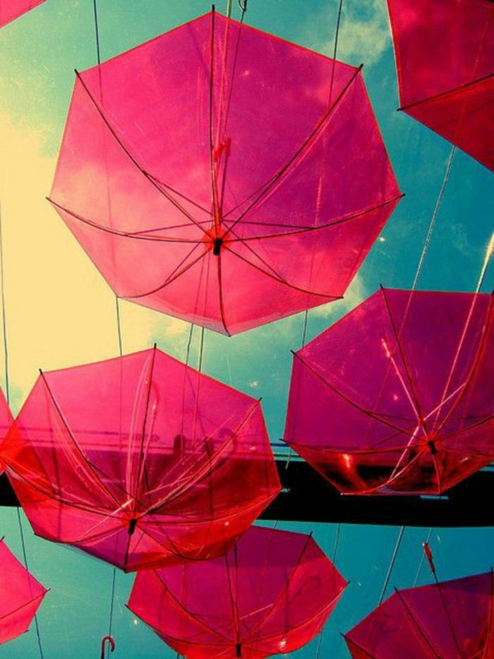 Umbrela transparent roz-și cer-
