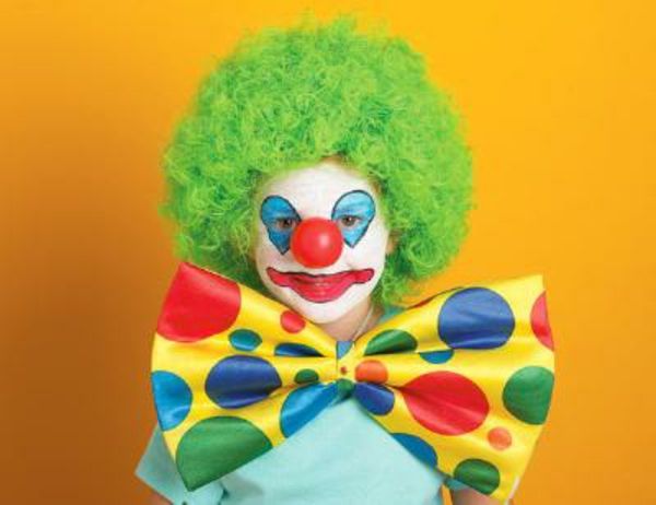 clown ansikte målning - pojke med en stor fluga - orange bakgrund