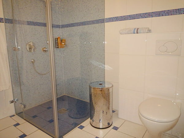 Priestorová sprcha v malej kúpeľni - modré sklo