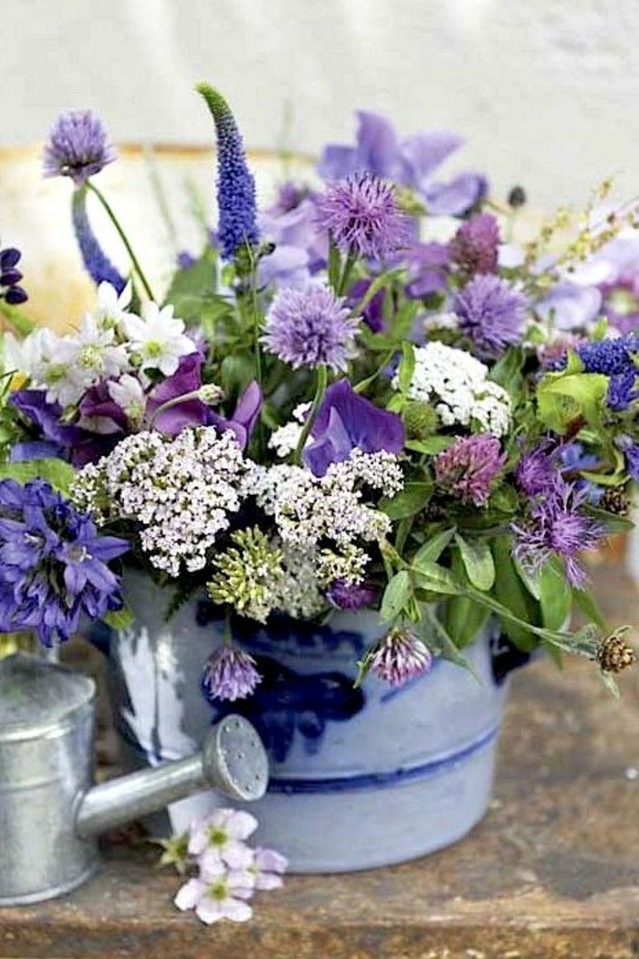 Bucket-plin cu-verde-violet flori de primavara