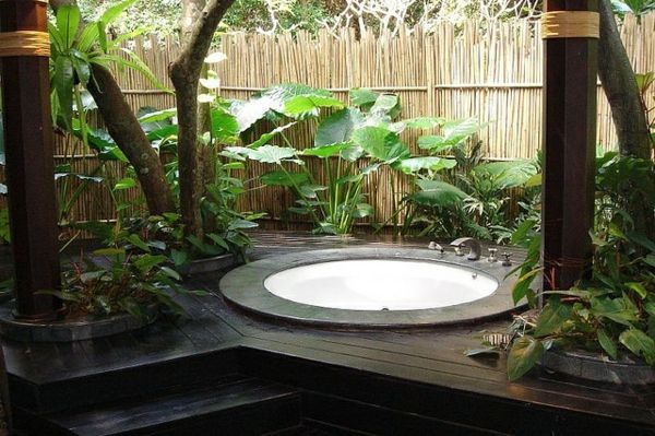 A banheira de hidromassagem super-moderno no jardim