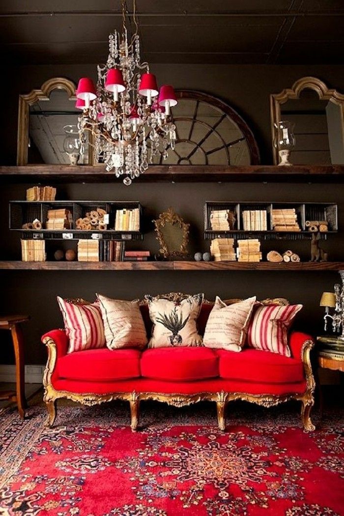 Device-in-baroko stiliaus Elegantiškas Raudona sofa-lova ir aukso papuošalus-kilimas su rytietiškais motyvais