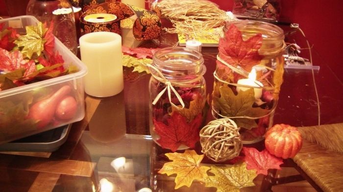 jesenné mason sklenené dekorácie s farebným altánkom a sviečkami