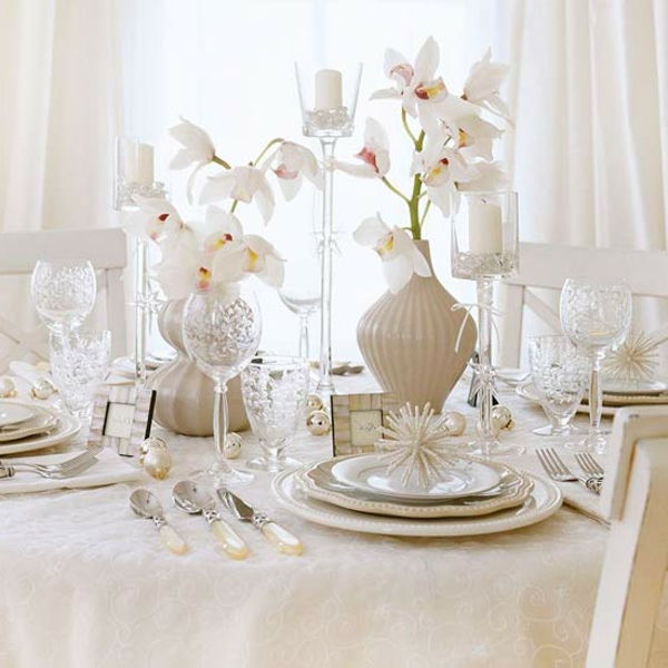 hvit juledekorasjon - blomster på det elegante bordet