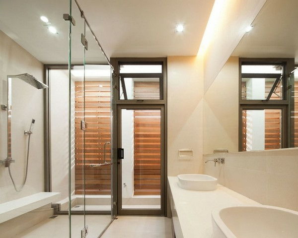 Elegantný dom, kúpeľňa, moderné osvetlenie