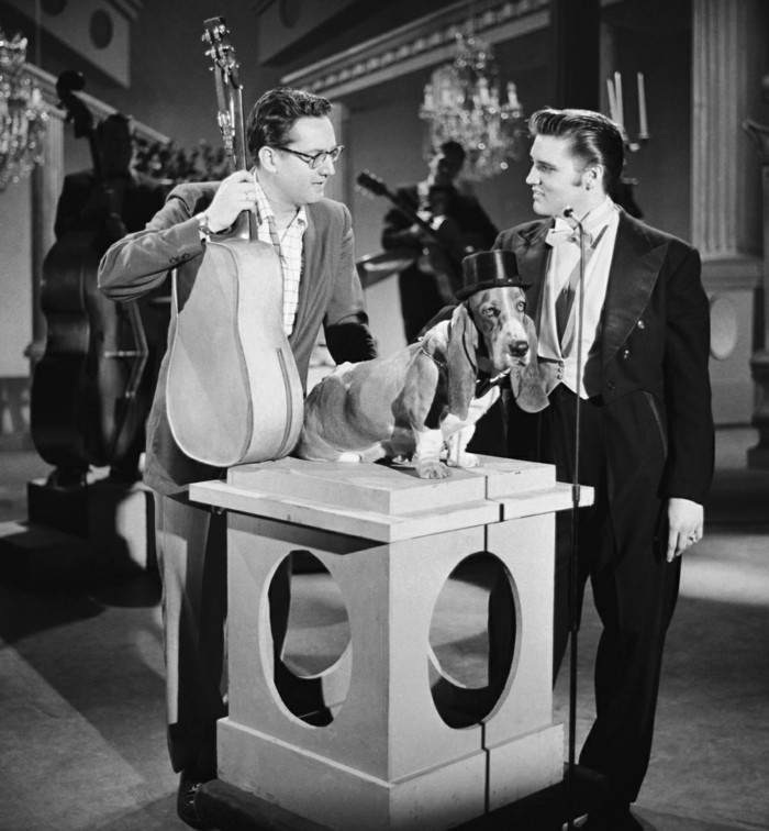 Emisiunea lui Steve ALLEN - Difuzat o iulie 1956 - Episodul 2 - pozate: (l-r) Elvis Presley, gazda Steve Allen (Fotografie de NBC / NBCU foto Banca prin Getty Images)