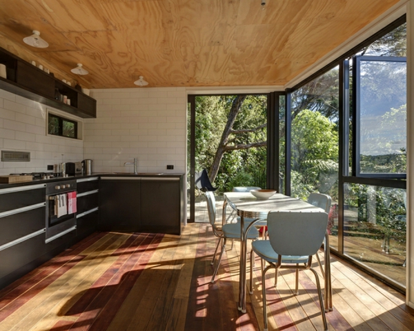 Spisestue-kjøkken-glass-interiør-utvendig overgangs flytende Wood takpanel skaleres