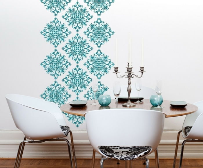 Dining-vintage-wallpaper-vackra prydnader-turkos färg designer stolar