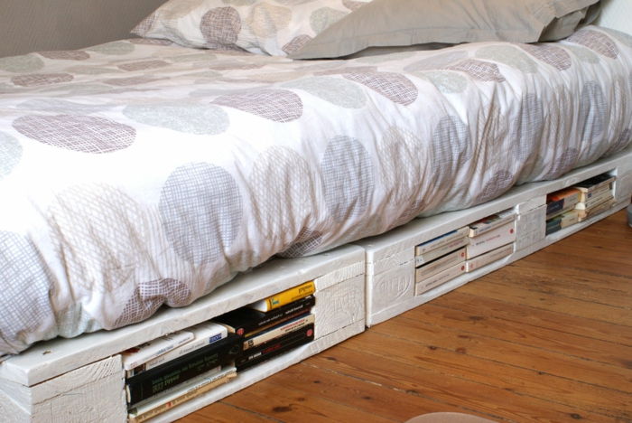 Euro palete postelja bele knjige, posoda, izvirna kreativna ideja