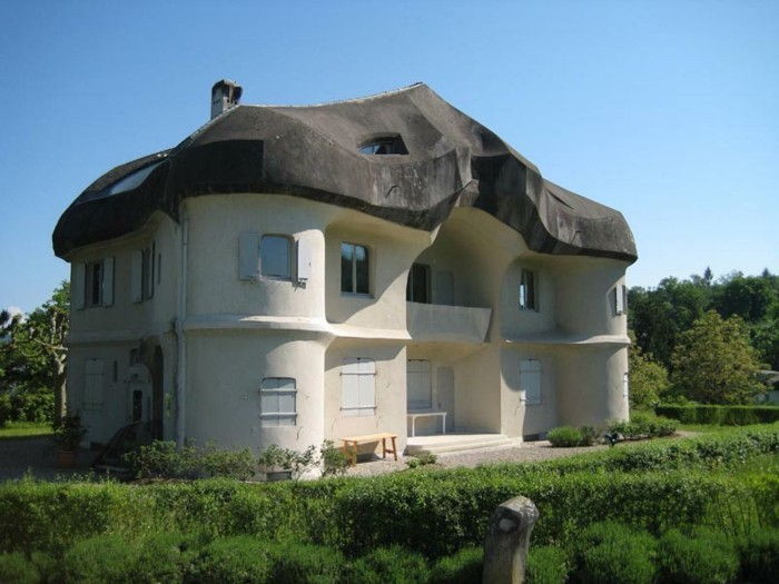 Expressionist arkitektur med brun tak