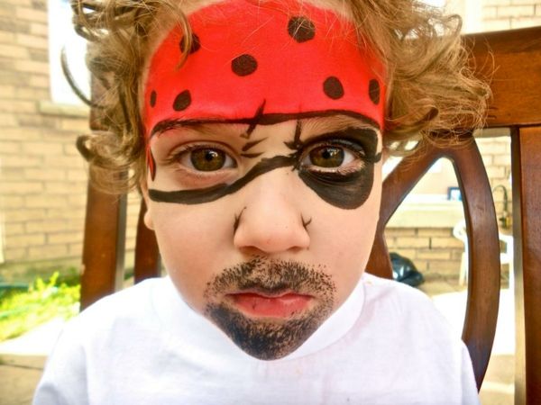 vackert foto av en pojke - pirat smink