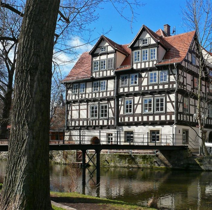 lepa hiša na reki s polovičnim lesenim hišnim slogom