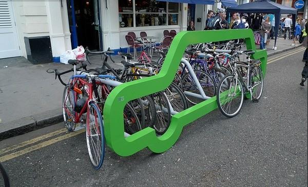 Rower Stand-in-green-in-a-forma samochodu