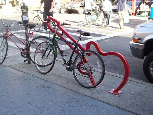 Bicycle Stand-in-red-in vorm-a-gitaar