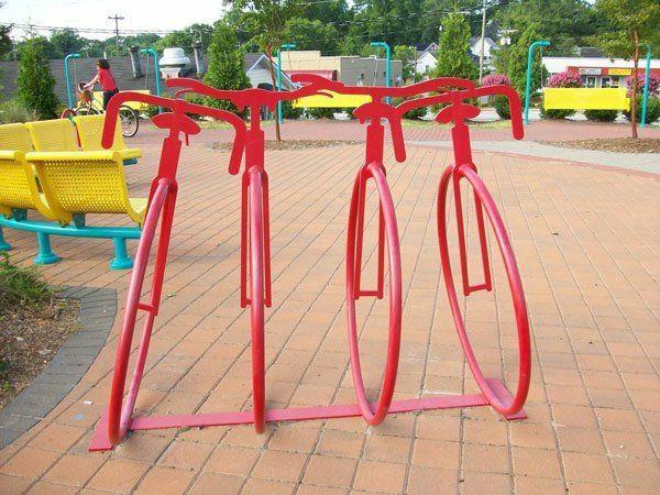 Bicycle Stand-štiri rdeče-kolo-na-kovino