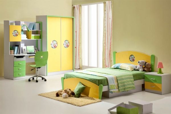 Nursery Wohnideen-gul-grønn-garderobe-aksenter