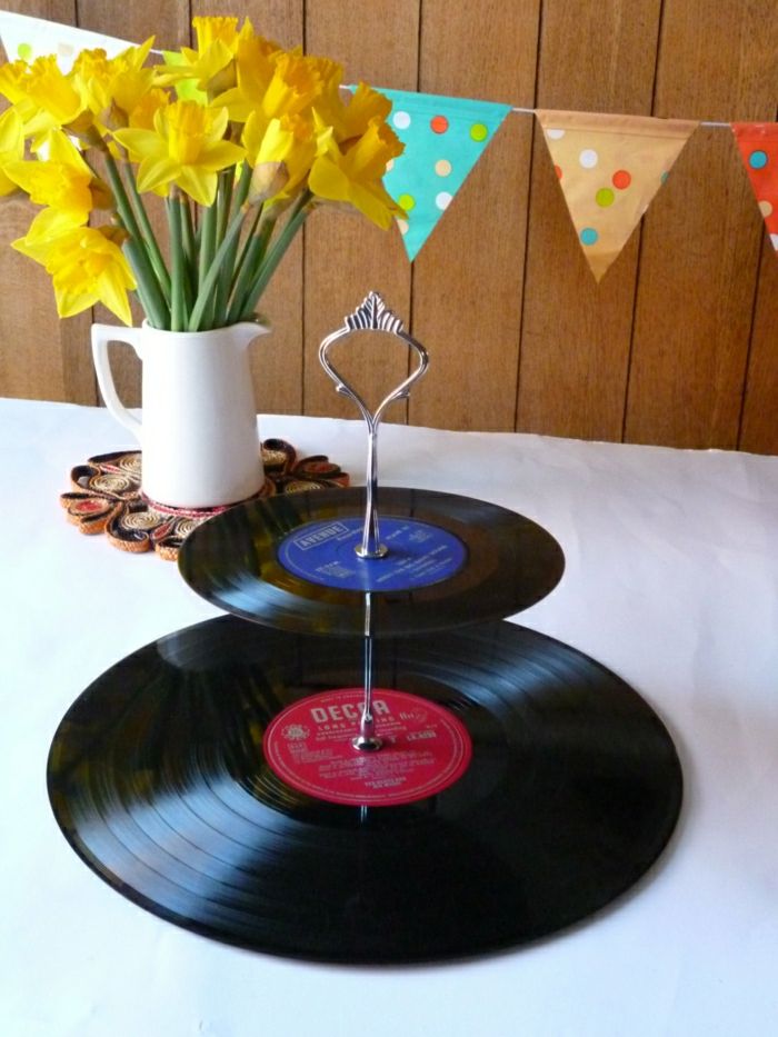 Oslava Wedding-narodeniny-kreatívny-praktický nápad-old-vinyl-doska cake stand košíček stojan