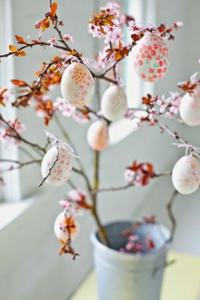 Wielkanocna nadokienna dekoracja z gałęziastymi i kolorowymi jajkami