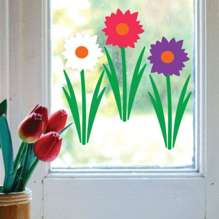 Okno przedstawia kwiatowy szablon i deco z tulipanami