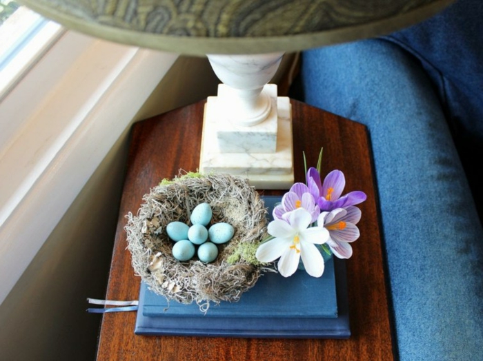 Dekoracja okna Wielkanoc z jajkami i kwiatami