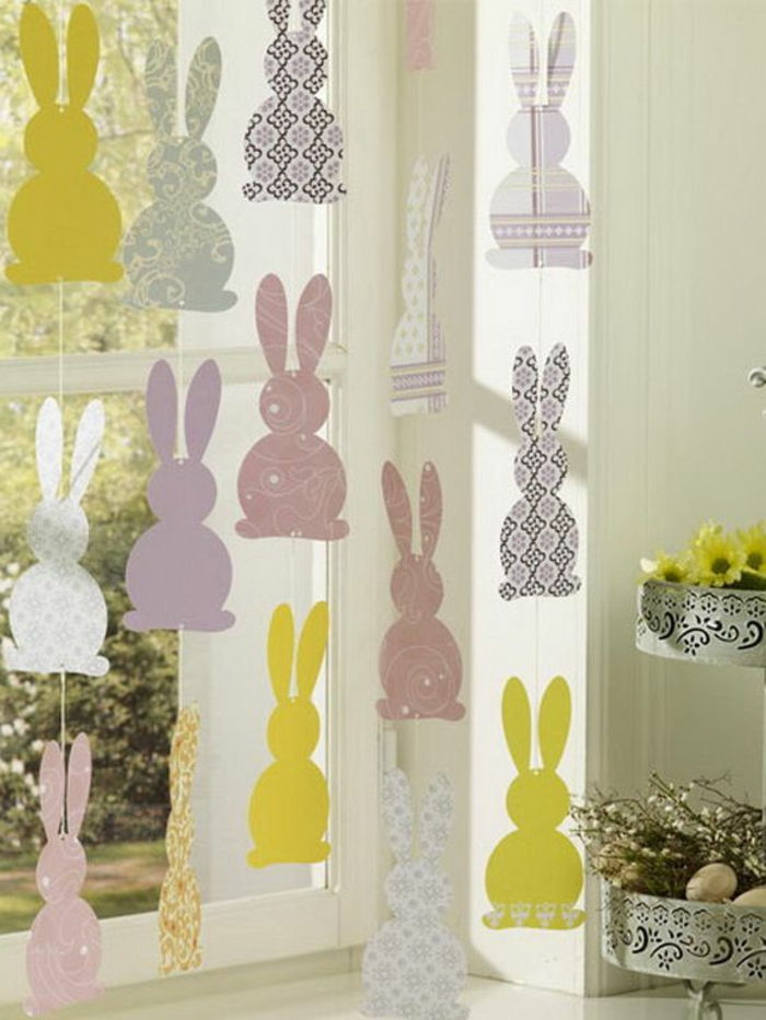 Vytvorte veľkonočné zajačikov z farebnej lepenky visiacej na okne