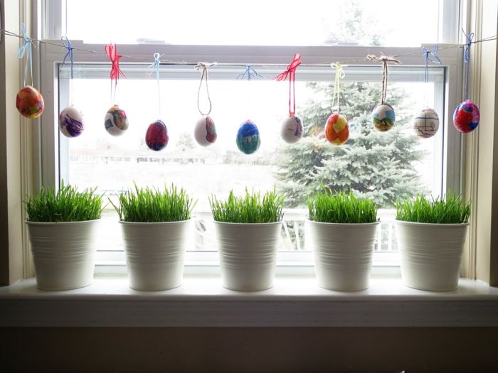 Veľkonočné vajíčka a veľkonočné trávy ako dekorácie okien
