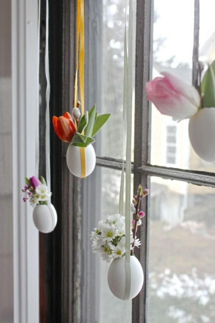 Vázy robia dekorácie okien na Veľkú noc z čerstvých kvetov