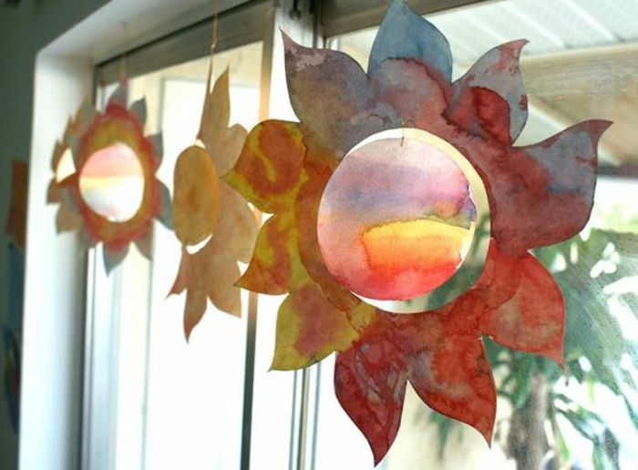 Ozdobná dekorácia okien s deťmi na letnú slnečnú farbu