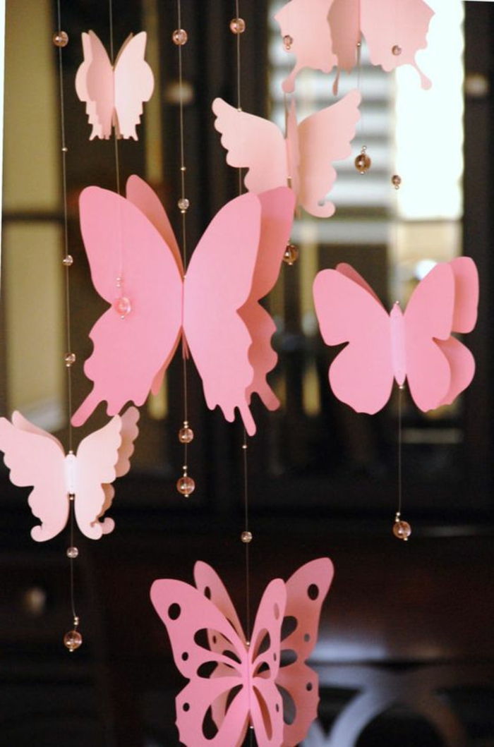 Garlandové motýle vyrábajú ružové dekorácie okien na leto