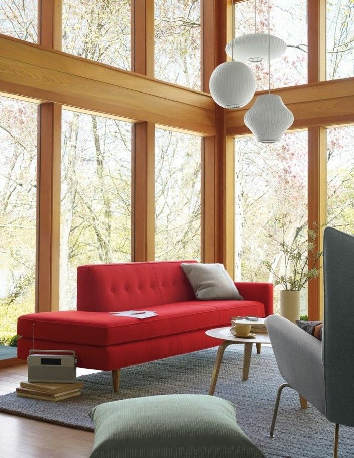 Evi-büyük pencere-gri-sandalye Kırmızı Couch ile modern-tasarım