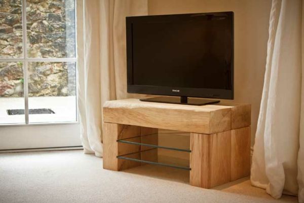 TV de masă de-lemn-design simplu în camera de zi