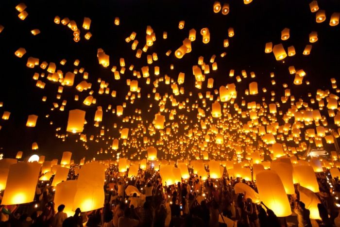 Festival-Thailand-många flygande lyktor himlen