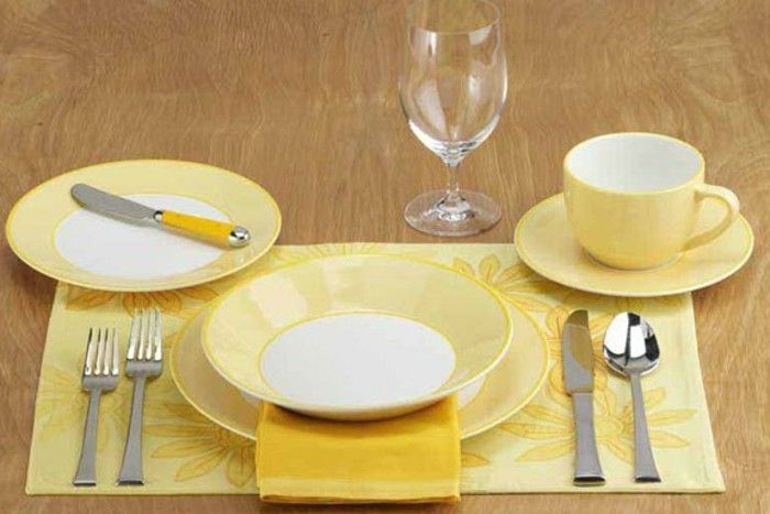 Feestelijke tafel-in-gele kleur