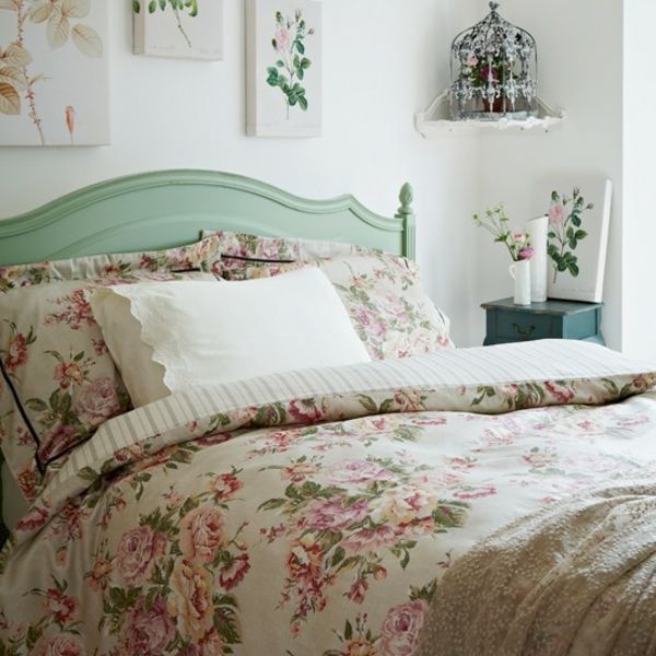 Country-stil soverom - tre flotte bilder over sengen