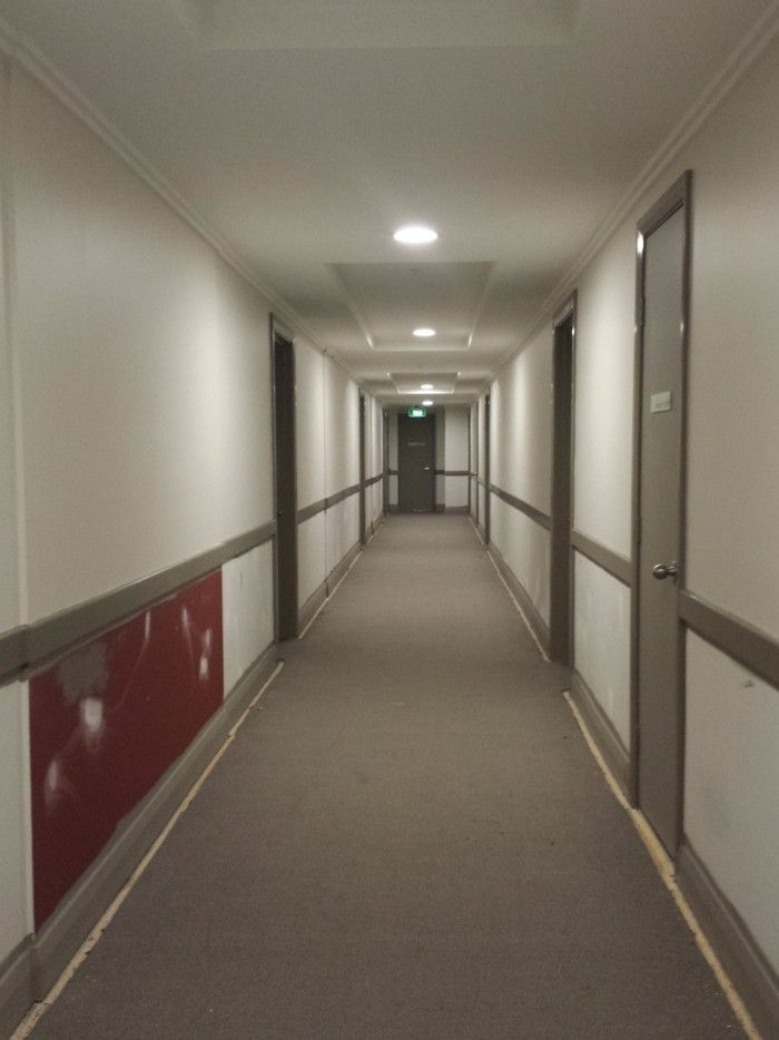 Gulv nydesignede lang korridor-in-a-levende samfunn